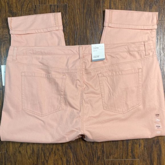 NWT Style & CO Salmon Cuffed Mid-Rise Capri Jeans - Picture 2 of 2